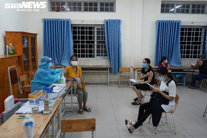 Ảnh: Người TP.HCM đội mưa đi tiêm vaccine Sinopharm trong đêm - 9