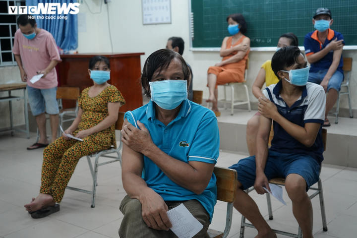 Ảnh: Người TP.HCM đội mưa đi tiêm vaccine Sinopharm trong đêm - 11