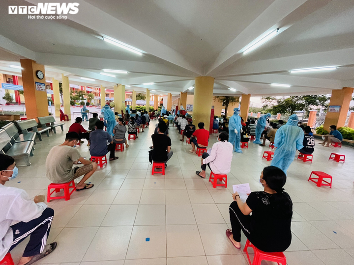 Ảnh: Người TP.HCM đội mưa đi tiêm vaccine Sinopharm trong đêm - 1