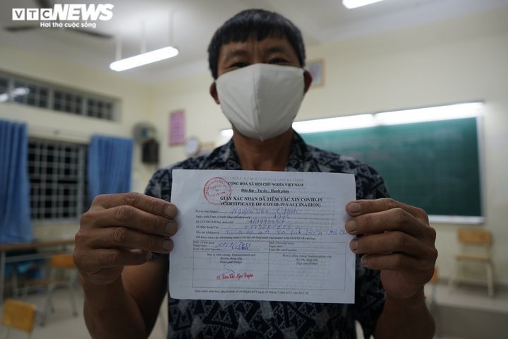 Ảnh: Người TP.HCM đội mưa đi tiêm vaccine Sinopharm trong đêm - 12