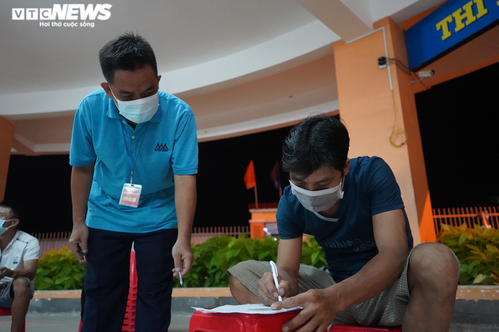 Ảnh: Người TP.HCM đội mưa đi tiêm vaccine Sinopharm trong đêm - 3