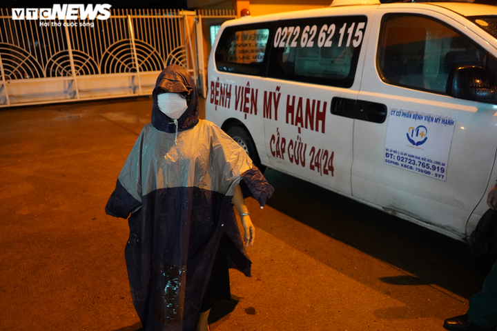 Ảnh: Người TP.HCM đội mưa đi tiêm vaccine Sinopharm trong đêm - 6