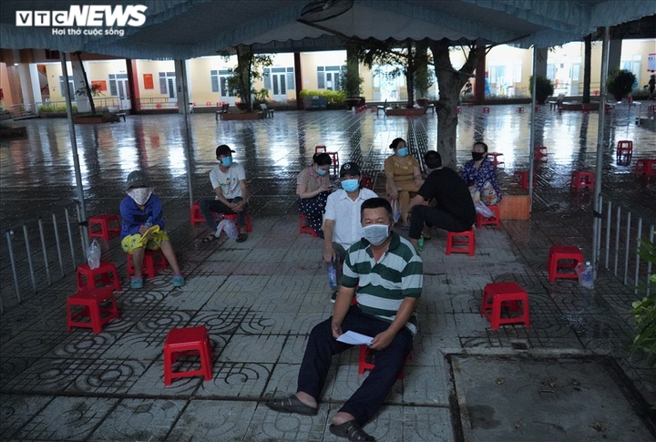 Ảnh: Người TP.HCM đội mưa đi tiêm vaccine Sinopharm trong đêm - 10