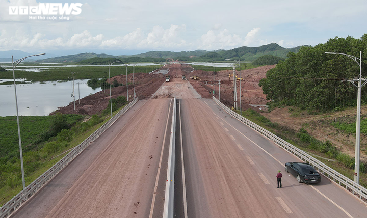 Cận cảnh đại công trường thi công cao tốc Vân Đồn - Móng Cái - 1