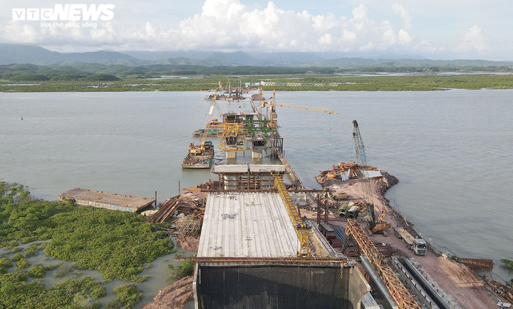 Cận cảnh đại công trường thi công cao tốc Vân Đồn - Móng Cái - 10