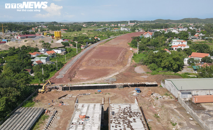 Cận cảnh đại công trường thi công cao tốc Vân Đồn - Móng Cái - 16