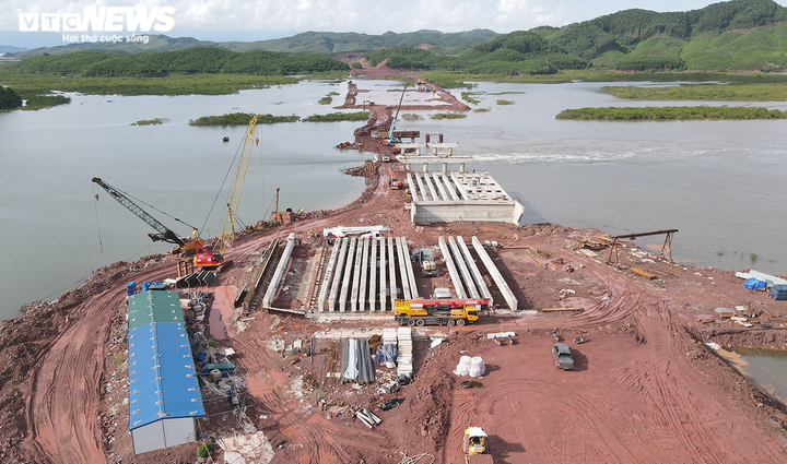 Cận cảnh đại công trường thi công cao tốc Vân Đồn - Móng Cái - 2