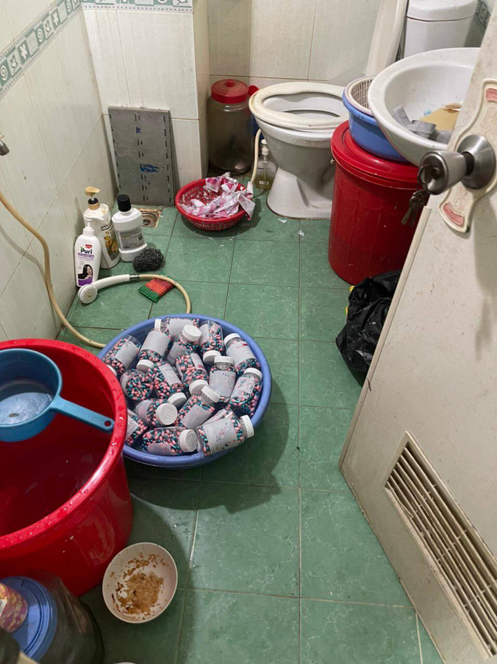 Thuốc điều trị COVID-19 giả sản xuất trong nhà vệ sinh ở TP.HCM - 2