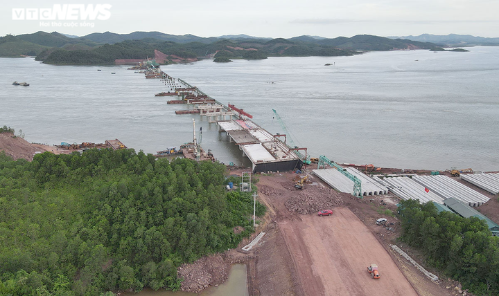 Cận cảnh đại công trường thi công cao tốc Vân Đồn - Móng Cái - 5