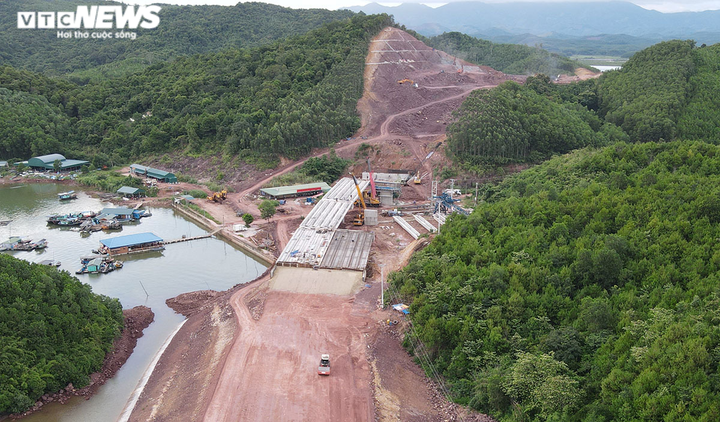 Cận cảnh đại công trường thi công cao tốc Vân Đồn - Móng Cái - 7