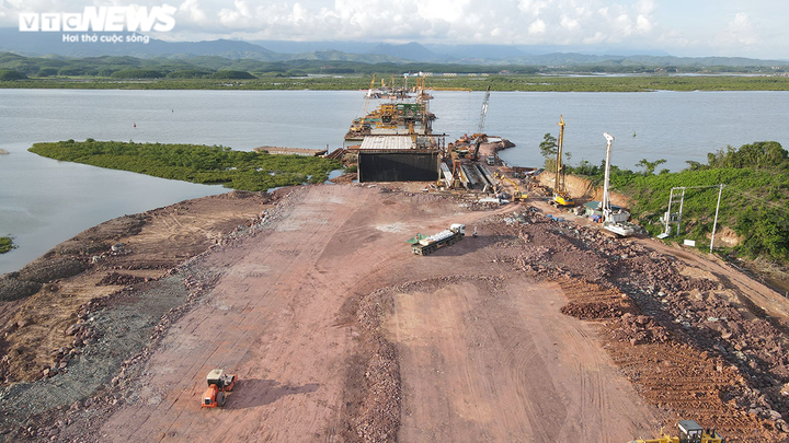 Cận cảnh đại công trường thi công cao tốc Vân Đồn - Móng Cái - 8