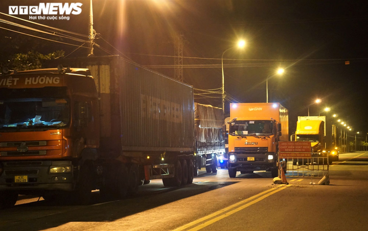 Ảnh: Nhân viên y tế trắng đêm chặn COVID-19 xâm nhập Đà Nẵng - 1