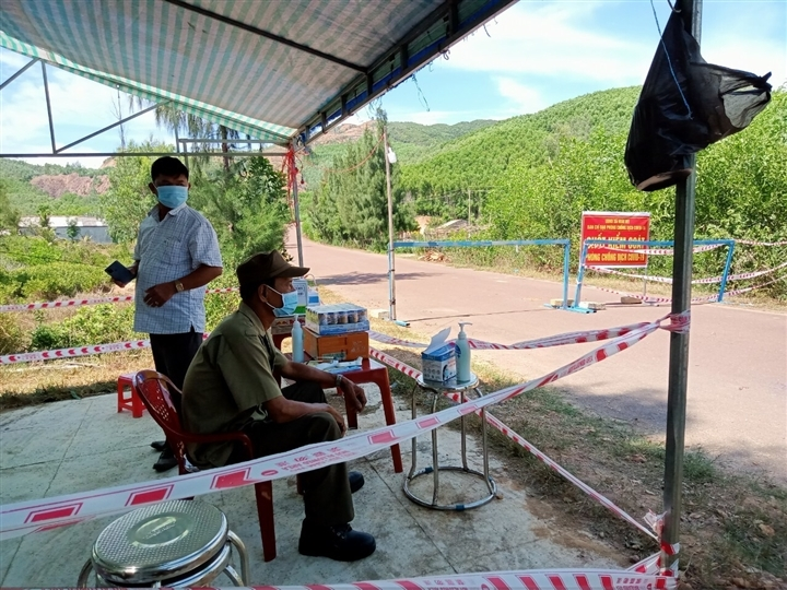 Bình Định: Tạm đình chỉ Bí thư và Chủ tịch phường vì để lây lan dịch bệnh - 1