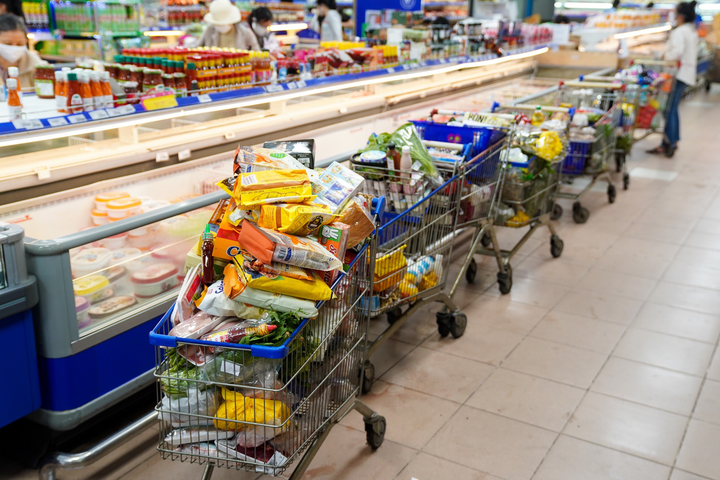 Xếp hàng từ 4h sáng đi siêu thị tích trữ thực phẩm ở TP.HCM - 8