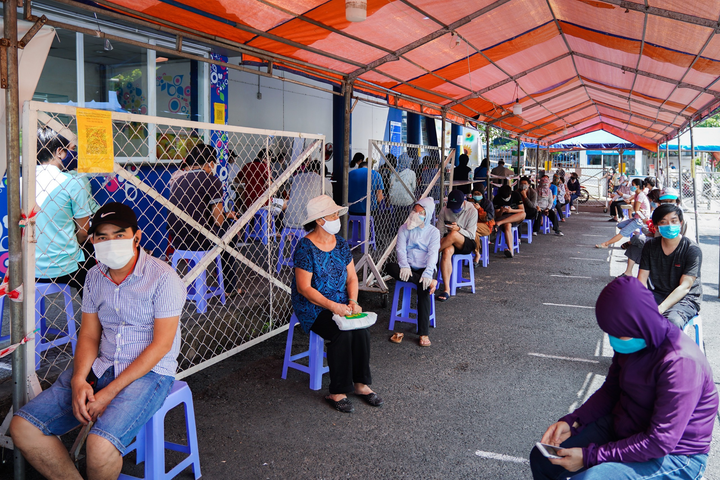 Xếp hàng từ 4h sáng đi siêu thị tích trữ thực phẩm ở TP.HCM - 3