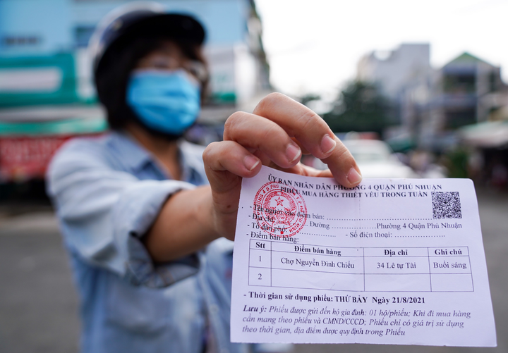 Xếp hàng từ 4h sáng đi siêu thị tích trữ thực phẩm ở TP.HCM - 17