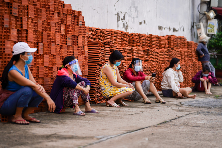 Xếp hàng từ 4h sáng đi siêu thị tích trữ thực phẩm ở TP.HCM - 4