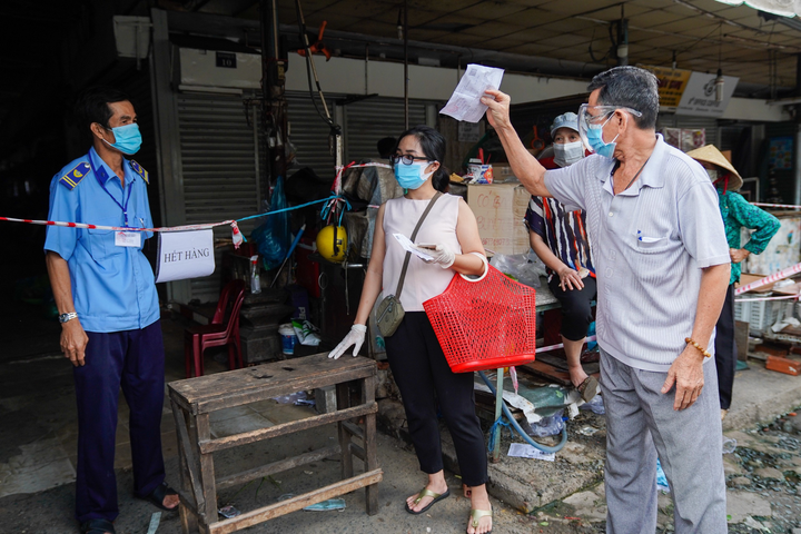 Xếp hàng từ 4h sáng đi siêu thị tích trữ thực phẩm ở TP.HCM - 18