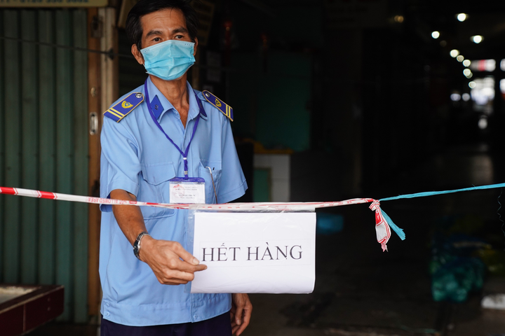 Xếp hàng từ 4h sáng đi siêu thị tích trữ thực phẩm ở TP.HCM - 13