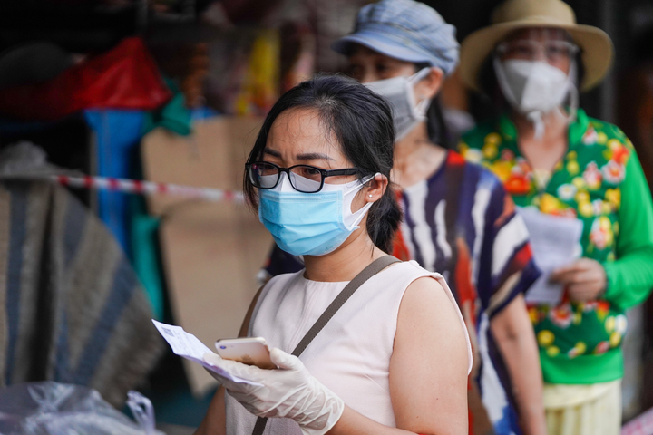 Xếp hàng từ 4h sáng đi siêu thị tích trữ thực phẩm ở TP.HCM - 16