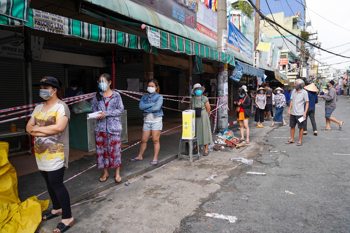 Xếp hàng từ 4h sáng đi siêu thị tích trữ thực phẩm ở TP.HCM - 12