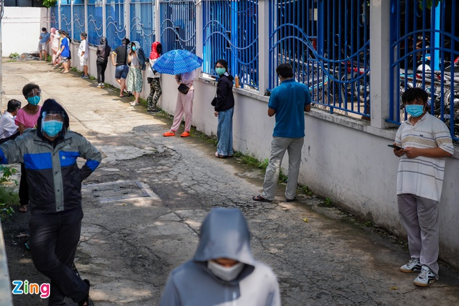 Xếp hàng từ 4h sáng đi siêu thị tích trữ thực phẩm ở TP.HCM - 2