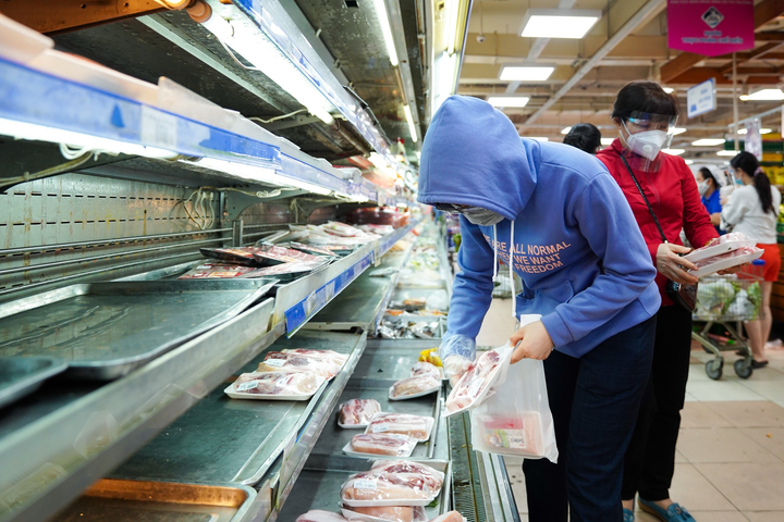 Xếp hàng từ 4h sáng đi siêu thị tích trữ thực phẩm ở TP.HCM - 6