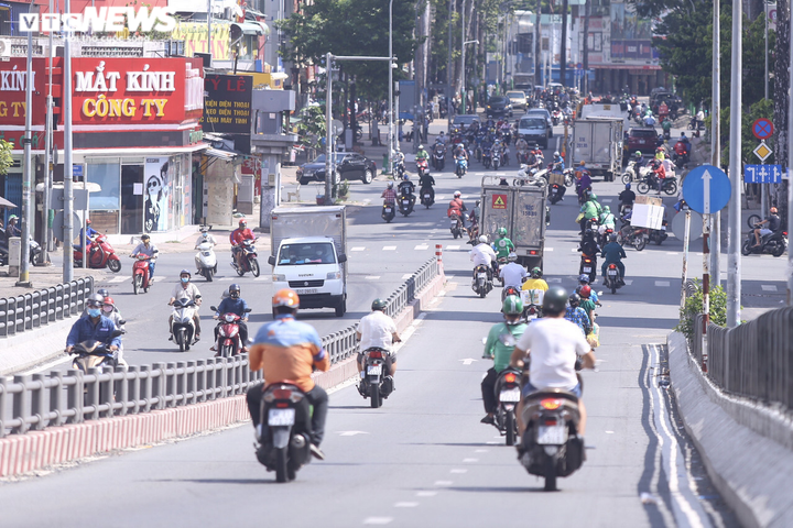 Ảnh: Xe cộ ùn ùn ra đường tại TP.HCM như chưa hề có dịch - 1