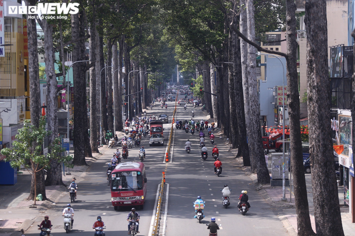 Ảnh: Xe cộ ùn ùn ra đường tại TP.HCM như chưa hề có dịch - 8