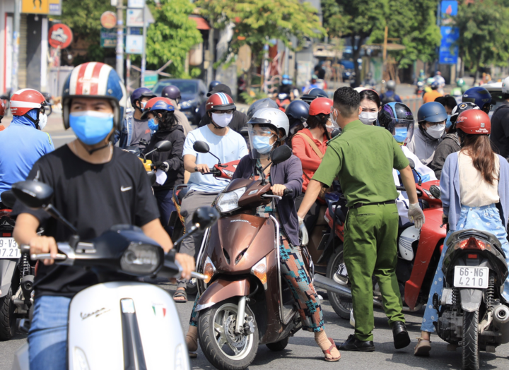 Xếp hàng từ 4h sáng đi siêu thị tích trữ thực phẩm ở TP.HCM - 10