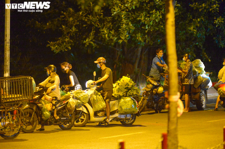 Hà Nội: 'Phiên chợ lúc 0h' ngang nhiên hoạt động bất chấp lệnh giãn cách - 1