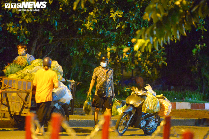 Hà Nội: 'Phiên chợ lúc 0h' ngang nhiên hoạt động bất chấp lệnh giãn cách - 4