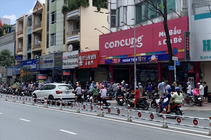 Ảnh: Xe cộ ùn ùn ra đường tại TP.HCM như chưa hề có dịch - 6