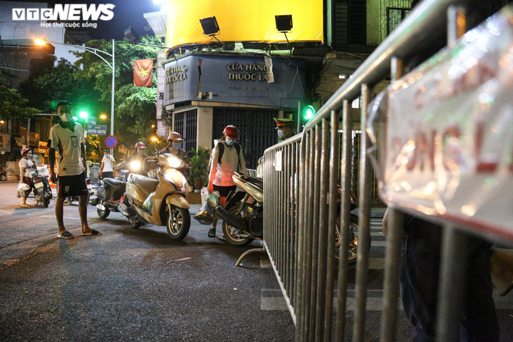 Cận cảnh 'nội bất xuất, ngoại bất nhập' ở phường Văn Miếu, Hà Nội - 7