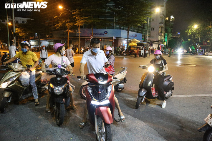 Cận cảnh 'nội bất xuất, ngoại bất nhập' ở phường Văn Miếu, Hà Nội - 6