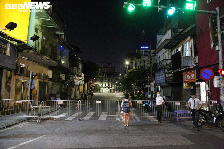 Cận cảnh 'nội bất xuất, ngoại bất nhập' ở phường Văn Miếu, Hà Nội - 1