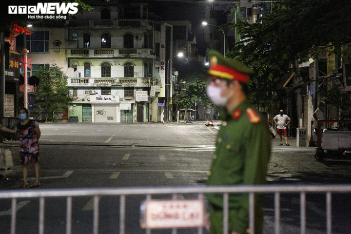 Cận cảnh 'nội bất xuất, ngoại bất nhập' ở phường Văn Miếu, Hà Nội - 3