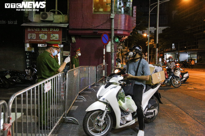 Cận cảnh 'nội bất xuất, ngoại bất nhập' ở phường Văn Miếu, Hà Nội - 2