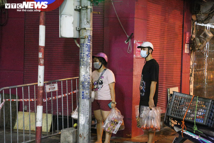 Cận cảnh 'nội bất xuất, ngoại bất nhập' ở phường Văn Miếu, Hà Nội - 5