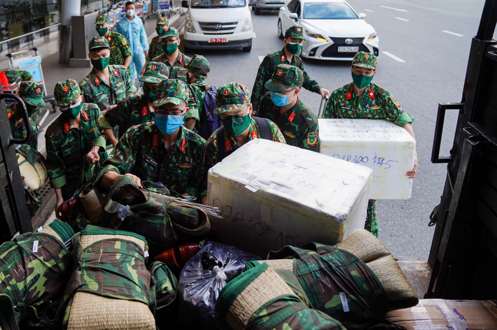 Ảnh: 300 bác sĩ quân y vào tới TP.HCM hỗ trợ chống dịch - 6