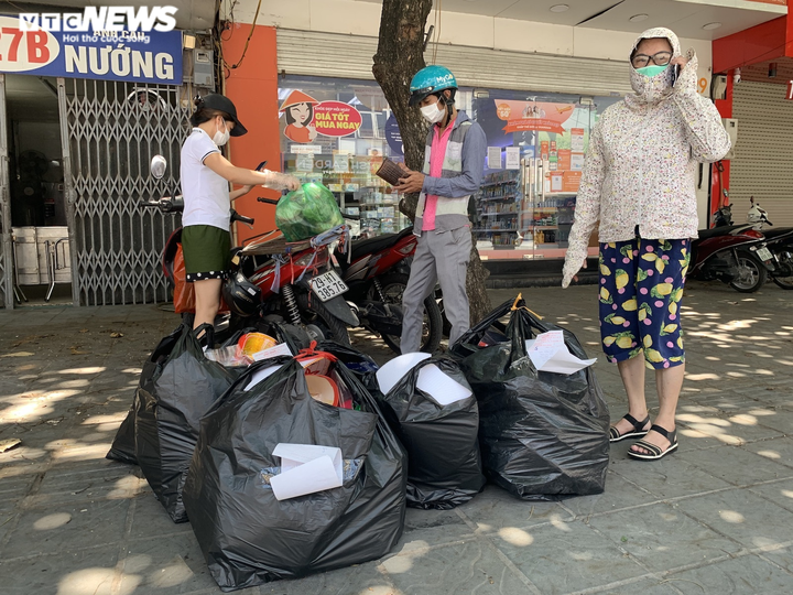 Ảnh: Cảnh mua bán khác lạ trong ngày Rằm tháng 7 - 13