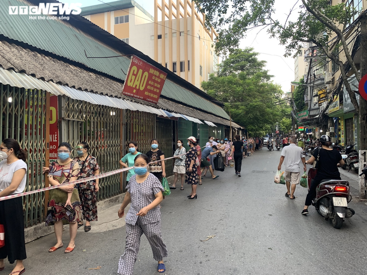 Ảnh: Cảnh mua bán khác lạ trong ngày Rằm tháng 7 - 7