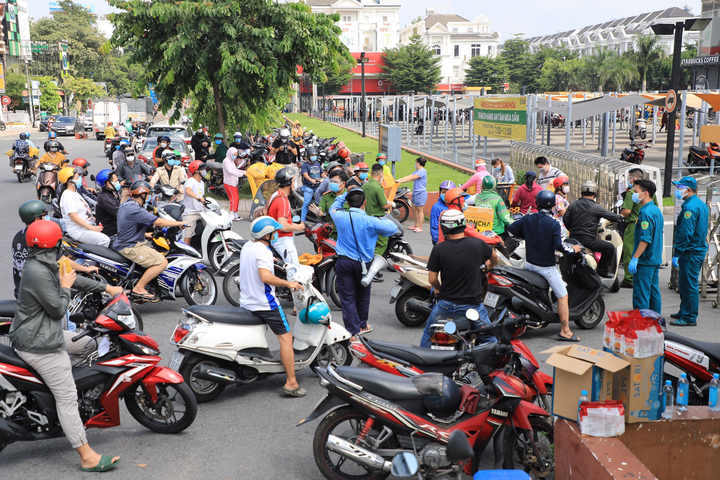 Xếp hàng từ 4h sáng đi siêu thị tích trữ thực phẩm ở TP.HCM - 9