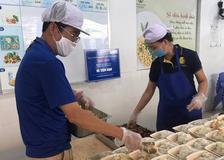 Thầy trò làm hơn 1.000 suất ăn tặng tuyến đầu chống dịch - 2