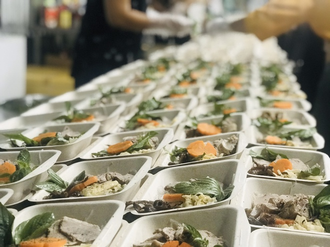 Thầy trò làm hơn 1.000 suất ăn tặng tuyến đầu chống dịch - 1