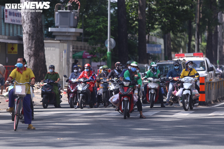 Ảnh: Xe cộ ùn ùn ra đường tại TP.HCM như chưa hề có dịch - 7
