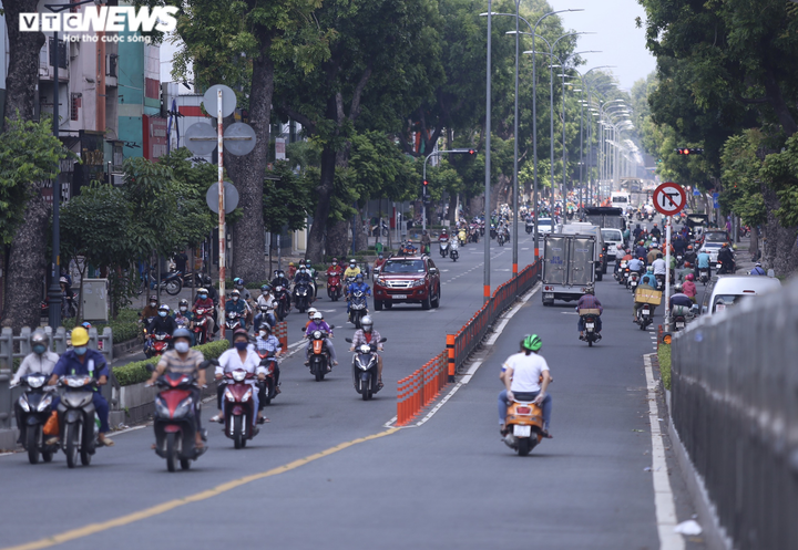 Ảnh: Xe cộ ùn ùn ra đường tại TP.HCM như chưa hề có dịch - 2