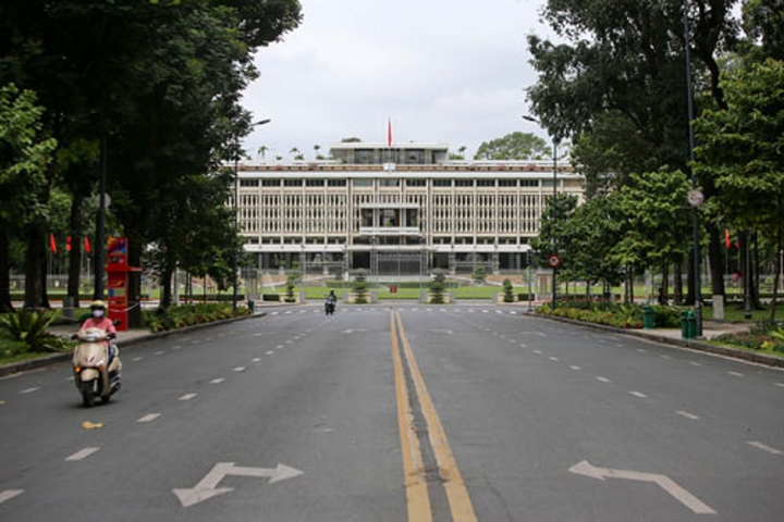 TP.HCM ban hành khẩn Chỉ thị 11 về tăng cường giãn cách xã hội - 1