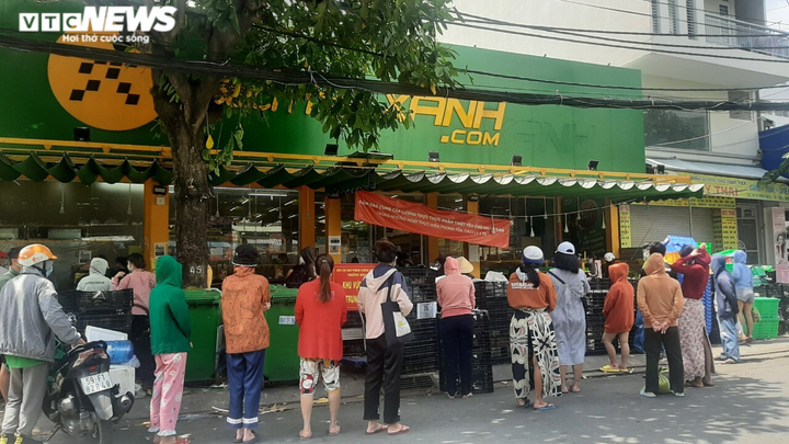 Ảnh: Đường phố TP.HCM đông đúc trước giờ siết chặt giãn cách xã hội - 10