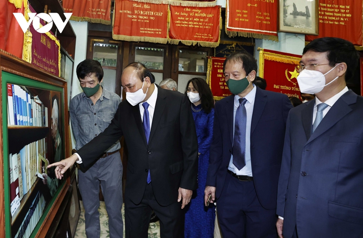 Chủ tịch nước Nguyễn Xuân Phúc dâng hương tưởng nhớ Đại tướng Võ Nguyên Giáp - 4